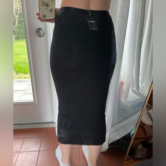 Forever 21 black pencil skirt, slightly stretchy, size small - Picture 2 of 5